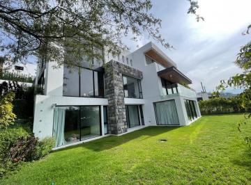 Casa · 1054m² · 3 Habitaciones · 4 Estacionamientos · Casa de Venta Dentro de Exclusiva Urbanización a 5 Minutos de Cumbayá