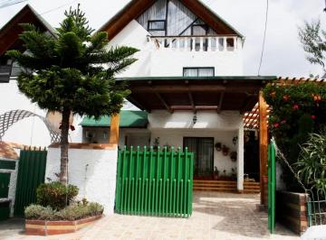 Casa de 4 habitaciones, Quito · Venta - de - Casa - 220 m - en - Urbanización - Carcelén