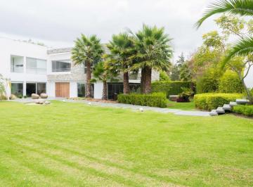 Casa · 500m² · 3 Habitaciones · 4 Estacionamientos · Venta Casa de Lujo en Puembo