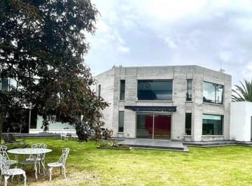 Casa · 350m² · 4 Habitaciones · 2 Estacionamientos · Casa Estilo Moderna Tumbaco *msb*