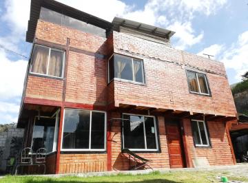 Casa · 220m² · 4 Habitaciones · 6 Estacionamientos · Casa en Venta Ubicada en Ibarra, con Hermosa Vista a La Laguna