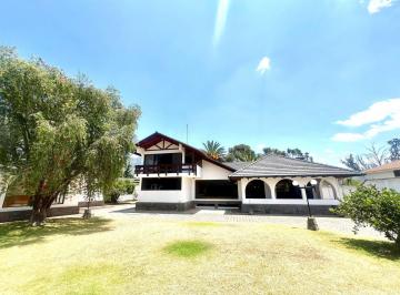 Casa · 901m² · 8 Habitaciones · 2 Estacionamientos · Mv - Cumbayá, Av Pampite, en Venta Casa 8d, 901.31 M&sup2;m 2170 m² de Terreno
