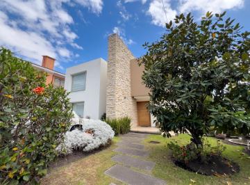 Casa · 430m² · 5 Habitaciones · 5 Estacionamientos · Casa de Venta Ubicada Dentro de Urbanización, Sector Jacarandá, Visa