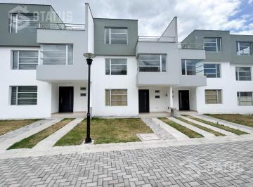 Casa · 120m² · 3 Habitaciones · 2 Estacionamientos · Venta de Casa Sector Fajardo - ¡Aplica a Crédito Vip o Miti - Miti!