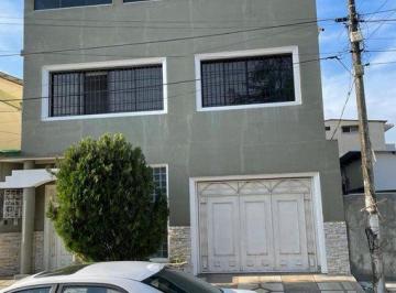 Casa · 621m² · 7 Habitaciones · 1 Estacionamiento · Venta de Edificio Rentero en Ciudadela La Fae Gye