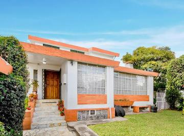 Fachada Frontal · Casa Amplia Ubicada en Zona Residencial/comercial
