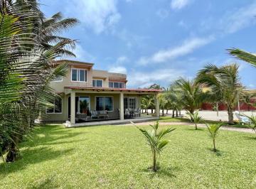 Casa · 210m² · 4 Habitaciones · 3 Estacionamientos · Casa de 4 Dorm. Amoblada en Primera Línea de Mar. Puerto Cayo, Manabi Mkeller