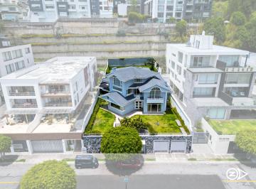 Casa de 4 habitaciones, Quito · Urb. Vista Grande, Vendo Casa de 4d Cada Uno con Baño, Oportunidad $595.000