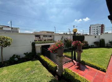Casa de 3 habitaciones, Quito · El Pinar Arriendo Casa $650 3 Dorm., 300 m² Calle Tomas Chariove