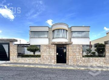 Casa · 240m² · 3 Habitaciones · 4 Estacionamientos · Venta de Casa Cerca Supermercado Santa María de Conocoto