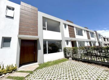 Casa · 113m² · 3 Habitaciones · 2 Estacionamientos · Venta de Casa con Acceso Inmediato a Av Simón Bolívar