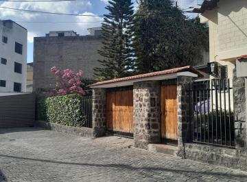 Casa de 4 habitaciones, Quito · Vendo Hermosa Casa con Terreno, Sector Embajada Americana, Conjunto Farsalia.