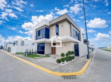 Casa de 4 habitaciones, Machala · Casa de Estreno en Venta en Urbanización Portal del Río, Machala