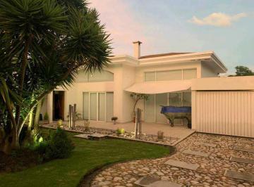 Casa · 380m² · 3 Habitaciones · 2 Estacionamientos · Casas de Arriendo Cumbaya Colegio Menor con Piscina y Jardín