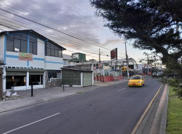 Casa de 8 habitaciones, Quito · Vendo Casa Comercial Av Amazonas, Frente Parque Bicentenario y Metro Labrador.