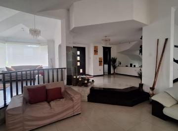 Casa · 792m² · 5 Habitaciones · 4 Estacionamientos · Venta Casa en Cumbaya Urbanizacion La Florencia