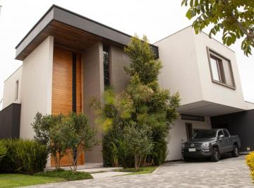 Casa · 317m² · 3 Habitaciones · 3 Estacionamientos · Casa de Venta Dentro de Urbanización Sector Colegio Alemán, Moderna, Exclusiva
