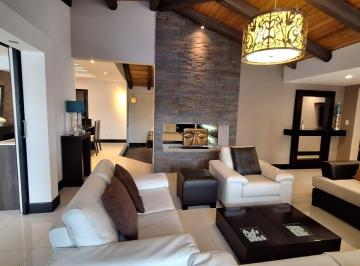 Casa · 240m² · 2 Habitaciones · 3 Estacionamientos · Renta Casa Amoblada en Cumbaya