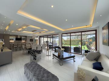 Casa de 4 habitaciones, Quito · En El Mejor Sector de Tumbaco Hermosa Casa con Piscina (Sector La Cerámica)