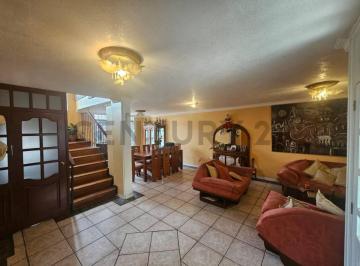 Casa · 250m² · 5 Habitaciones · 2 Estacionamientos · De Oportunidad Se Vende Casa en Conocoto
