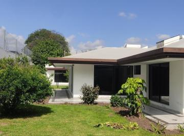 Casa · 665m² · 4 Habitaciones · 4 Estacionamientos · Casa y Terreno en Tumbaco en Venta - a 2 Minutos del Tia