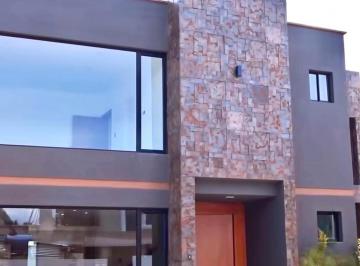 Casa · 210m² · 3 Habitaciones · 2 Estacionamientos · Casa de Venta en Puembo, Sector Arrayanes