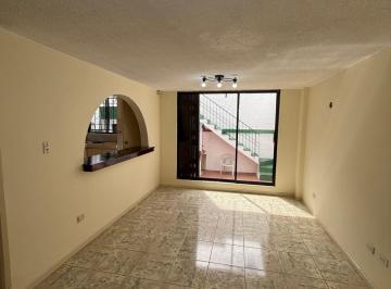 Casa de 4 habitaciones, Quito · Hermosa Casa con Local de Venta (Sector Machala)