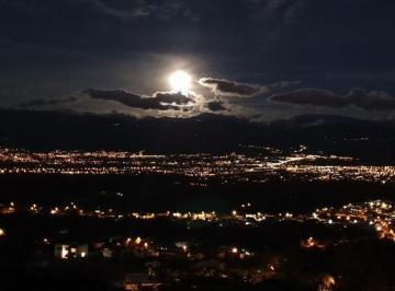 La luna curiosa · Nayón 7500 m². Hermosa Vista.