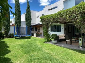 Casa de 3 habitaciones, Quito · Moderna Casa con Amplio Jardin Libre - Lumbisi
