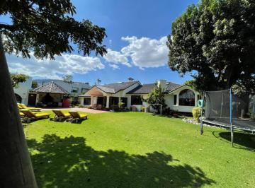 Casa · 878m² · 5 Habitaciones · 4 Estacionamientos · Cumbaya Se Vende Casa con Hermosas Áreas Verdes con Piscina y Suite Independiente (Cr)
