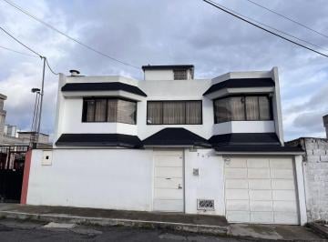Casa · 225m² · 5 Habitaciones · 3 Estacionamientos · Venta Casa en Calderón Sector Sierra Hermosa a Dos Cuadras Hospital Docente de Calderón