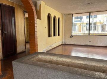 Casa de 4 habitaciones, Quito · Casa en Venta a Remodelar Dentro de Conjunto - Sector de Las Casas