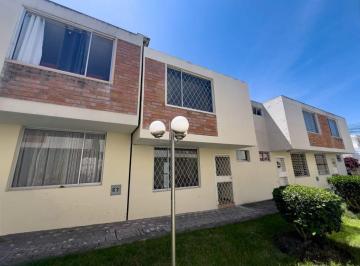 Casa · 93m² · 3 Habitaciones · 1 Estacionamiento · Vivienda de 2 Plantas en Av El Retorno