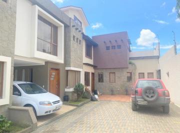 Casa · 250m² · 4 Habitaciones · 2 Estacionamientos · Elegante Villa en Venta Urb. Privada Sector Gran Aki - Narancay - Cuenca