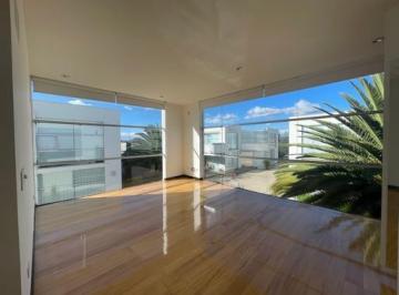 Casa de 4 habitaciones, Quito · En Arriendo Lujosa Casa Estilo Moderno, en Urb. Campo Alegre