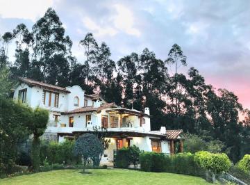 Casa de 4 habitaciones, Quito · Se Vende Casa en Nayon