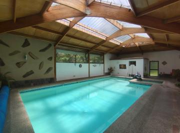 Área de piscina · En Venta Casa de Lujo en Cumbayá con Piscina y Amplio Terreno