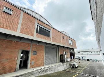 Bodega-Galpón · 400m² · 4 Estacionamientos · Arriendo Bodega / Galpón de 400 m² en Av Galo Plaza Lasso