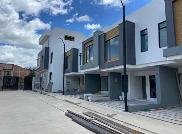 Casa · 104m² · 3 Habitaciones · 1 Estacionamiento · Hermosa Casa en Venta, Sector Baños