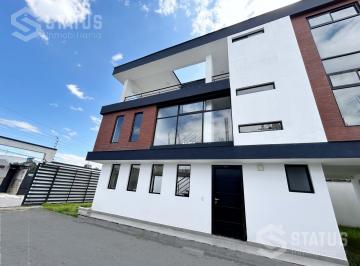 Casa · 180m² · 3 Habitaciones · 2 Estacionamientos · Venta de Casa con Terraza y Dos Parqueaderos - Sangolquí