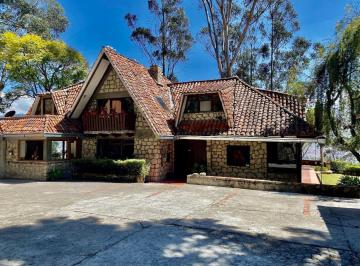 Casa de 4 habitaciones, Cuenca · "Exclusiva Propiedad en Cuenca, con Vista Panorámica a La Ciudad y Montañas