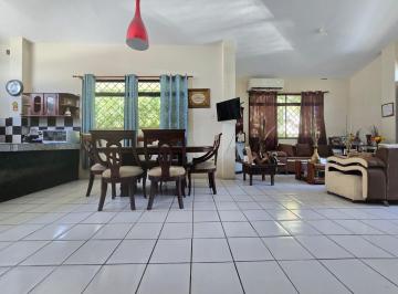 Casa · 315m² · 5 Habitaciones · 2 Estacionamientos · Vendo Casa con Suite y Piscina Sector Uleam