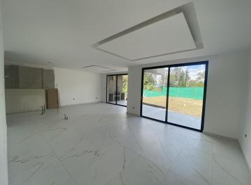Casa · 273m² · 3 Habitaciones · 2 Estacionamientos · Casa en Venta 3 Dorm. 200 m de Area Verde, Nayon