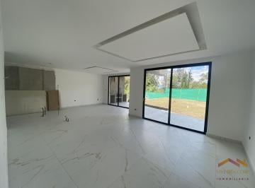 Casa · 273m² · 3 Habitaciones · 2 Estacionamientos · Casa en Venta 3 Dorm. 200 m de Area Verde, Nayon