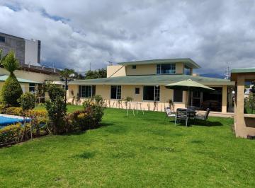 Casa · 587m² · 4 Habitaciones · 5 Estacionamientos · Exclusiva Residencia un Nivel en Tumbaco – Terreno 1?400?m², Suite & Turco
