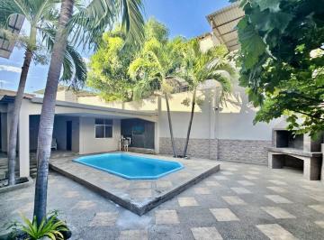 Casa · 365m² · 4 Habitaciones · 3 Estacionamientos · Casa Independiente en Venta, 3 Hab, 1 Suite y Piscina Manta