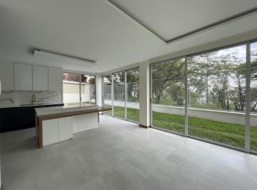 Casa · 380m² · 3 Habitaciones · 2 Estacionamientos · Casa de Venta en Santa Rosa de Nayon