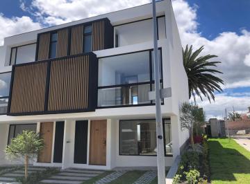 Casa · 250m² · 4 Habitaciones · 1 Estacionamiento · Casa en Venta, Ambato, La Península
