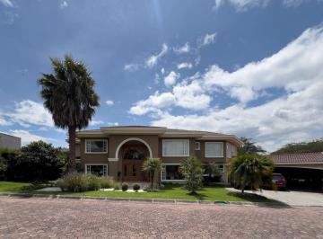 Casa · 840m² · 4 Habitaciones · 6 Estacionamientos · Hermosa Casa Estilo Clásico de Venta Ubicada en Cumbayá Sector Cervecería. Acabados de Lujo, Seguri