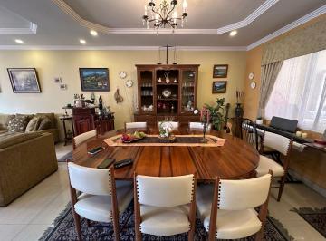 Casa de 5 habitaciones, Cuenca · Casa de 5 Dorm. en Venta en Urbanización Privada L Narancay
